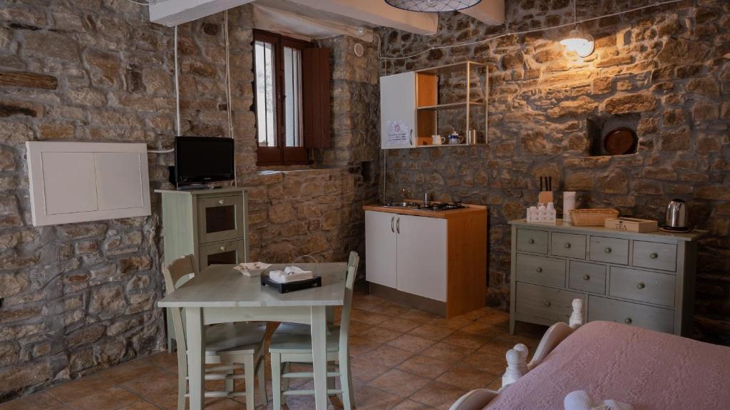 una cucina e una sala da pranzo con tavolo e sedie di Il Rifugio di Bomar a Pietrapertosa