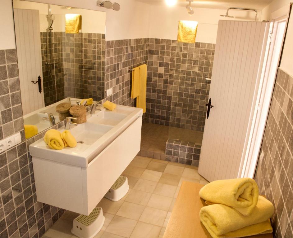 Kúpeľňa v ubytovaní La Ciruela - Villa paisible jardin de 5000m2 piscine chauffée et vue sur mer