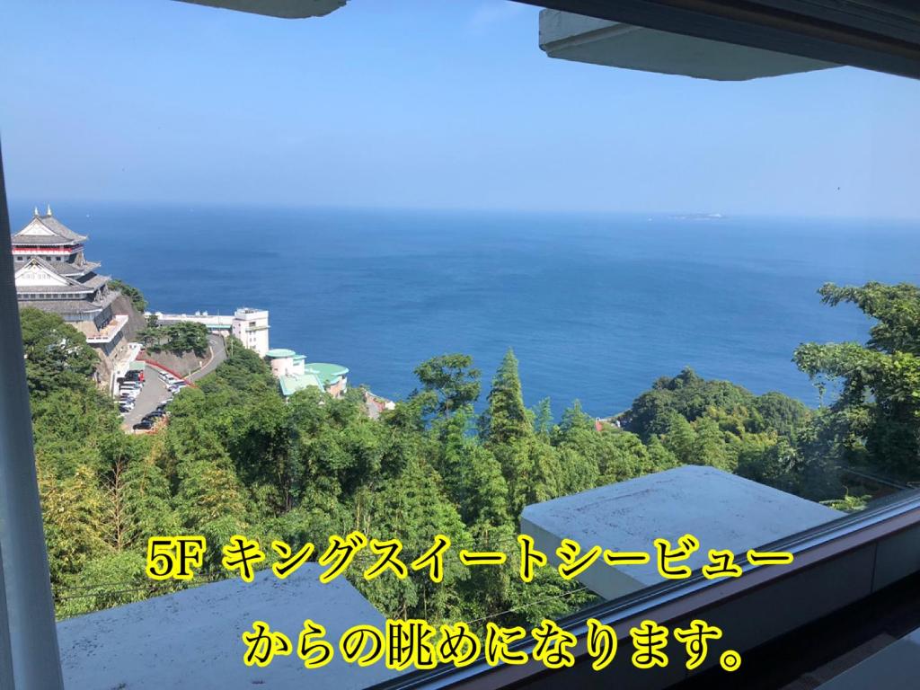 una ventana con vistas al océano en Mujuan, en Atami