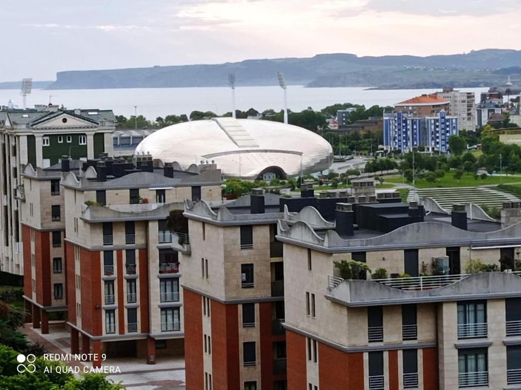 桑坦德的住宿－Apto. Las LLamas S20 Santander, Garaje y Wifi，从建筑屋顶上可欣赏到奥林匹克体育场的景色