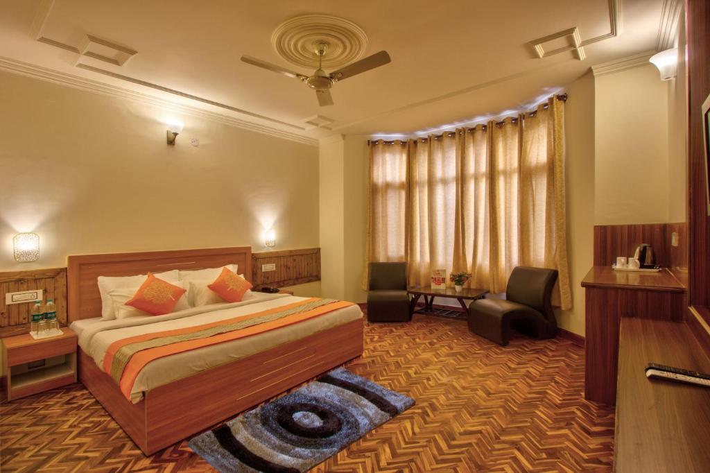 Postel nebo postele na pokoji v ubytování Woodstock Inn Manali
