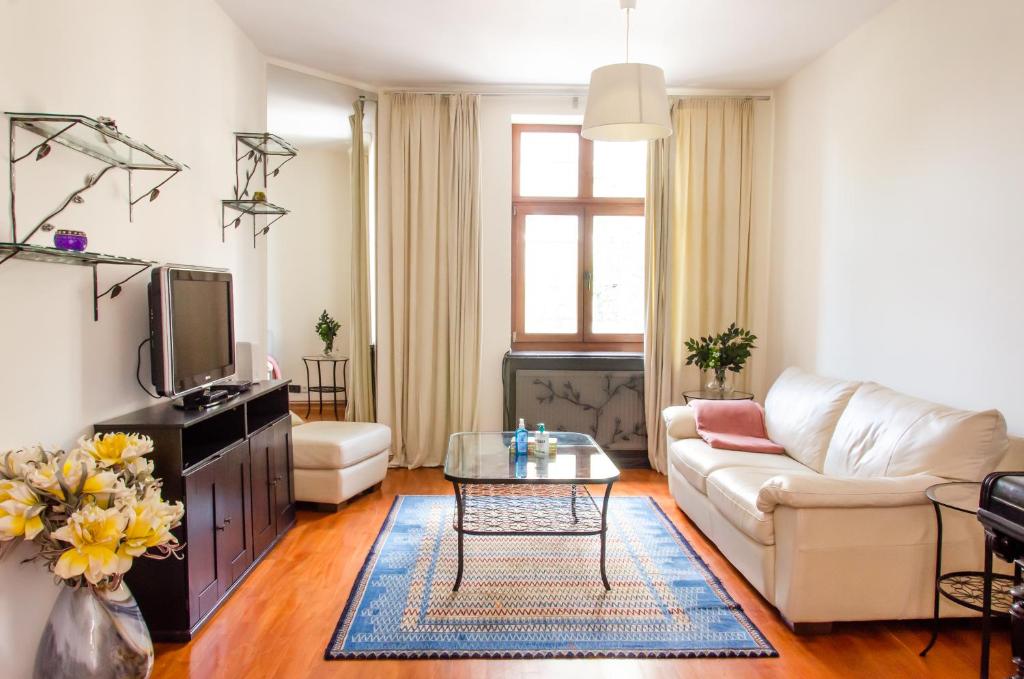 sala de estar con sofá y mesa en Bohemian Apartment - Center of Bucharest, en Bucarest