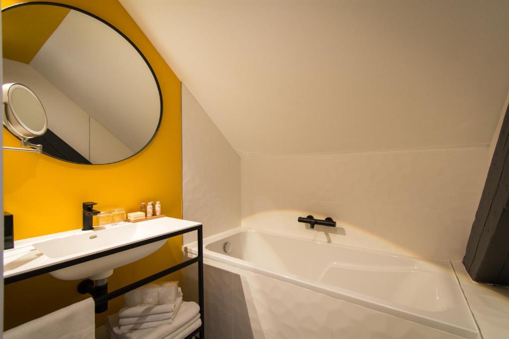 L' Hôtel & Spa Ribeauville-proche Colmar & Haut Koenigsbourg - Small Double Room