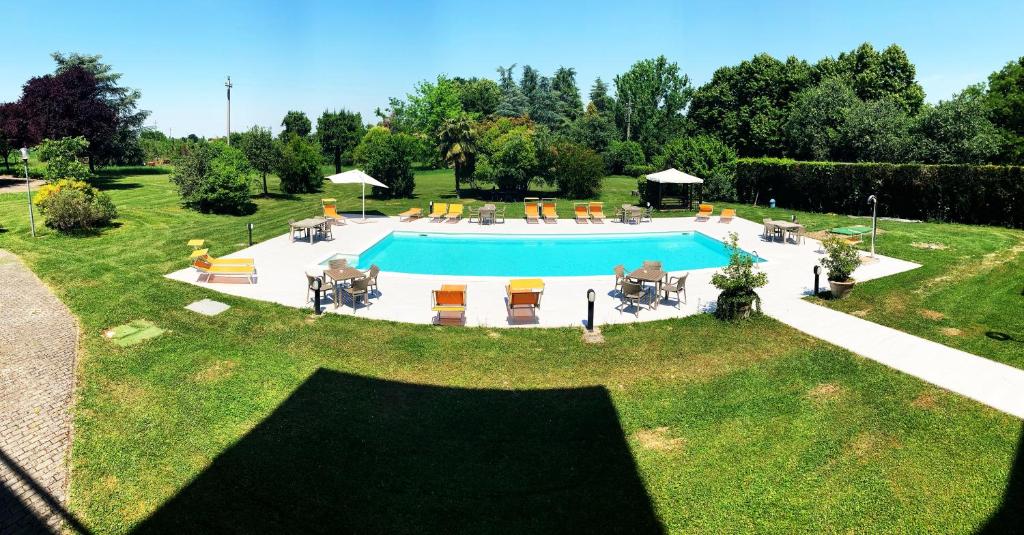Bazén v ubytování Hotel Le Ville nebo v jeho okolí