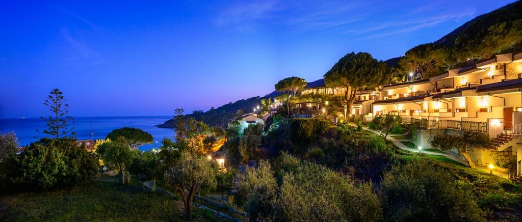 vista di un hotel di notte di Hotel Baia Imperiale a Campo nell'Elba