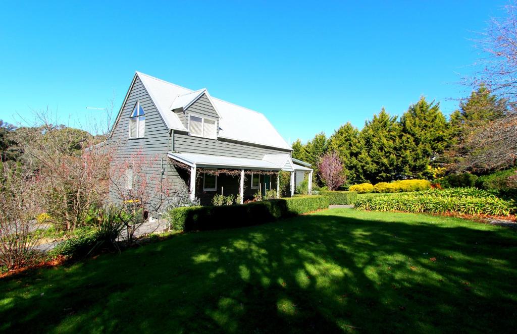 a house with a large yard with a garden at Rosella in Hepburn