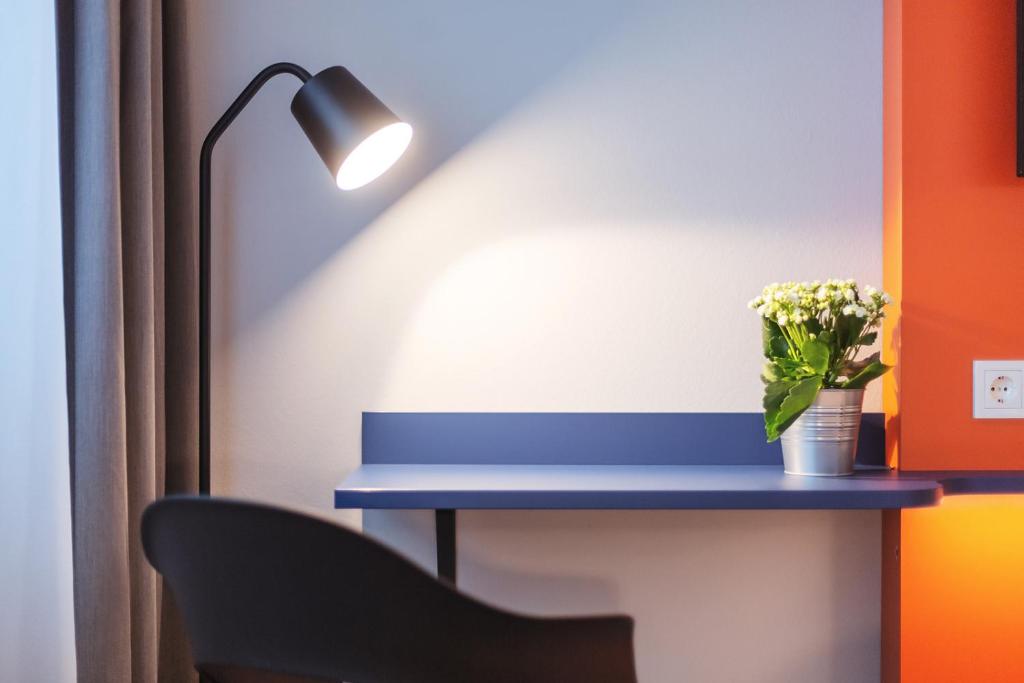 Holiday Inn - the niu, Form Stuttgart Feuerbach by IHG - Resim 23