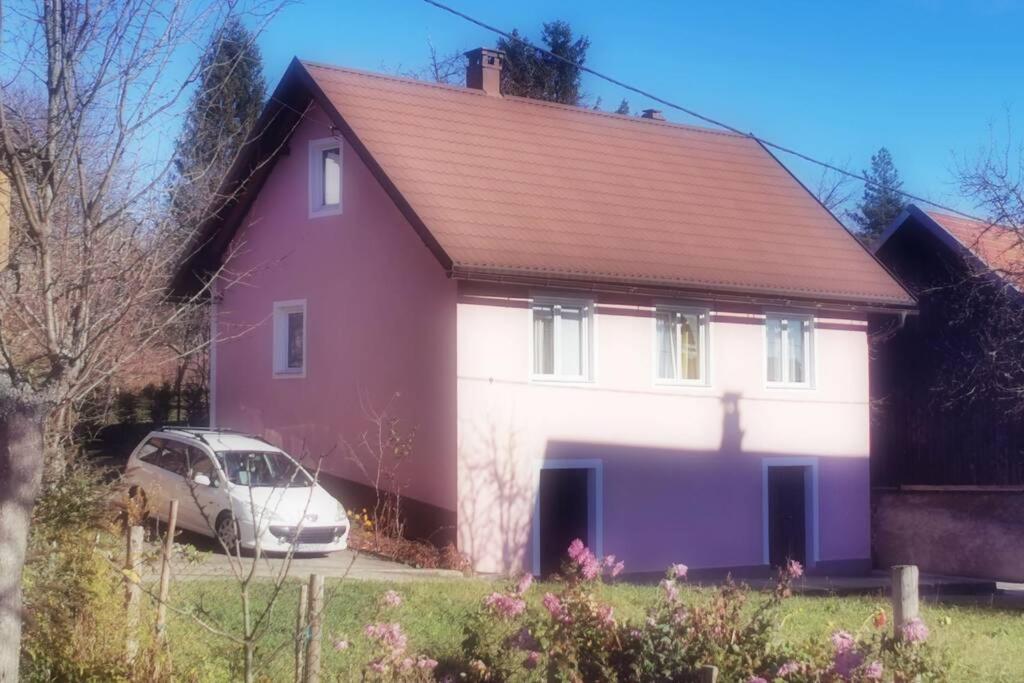 ein Haus mit einem davor geparkt in der Unterkunft Kuća za odmor Starčević in Brod Moravice