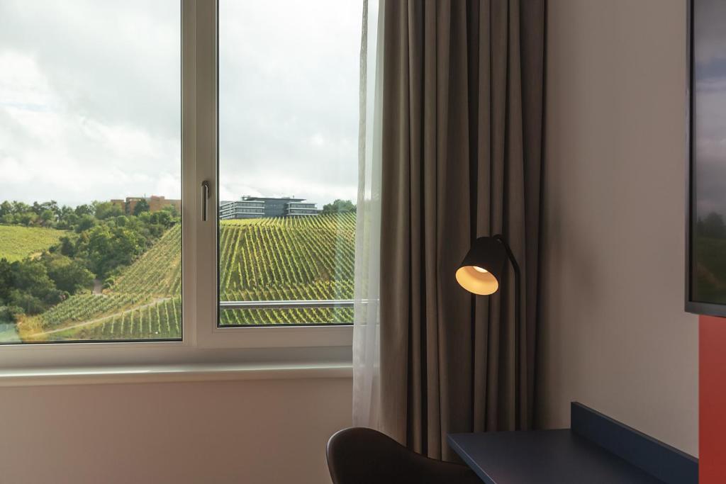 Holiday Inn - the niu, Form Stuttgart Feuerbach by IHG - Resim 24