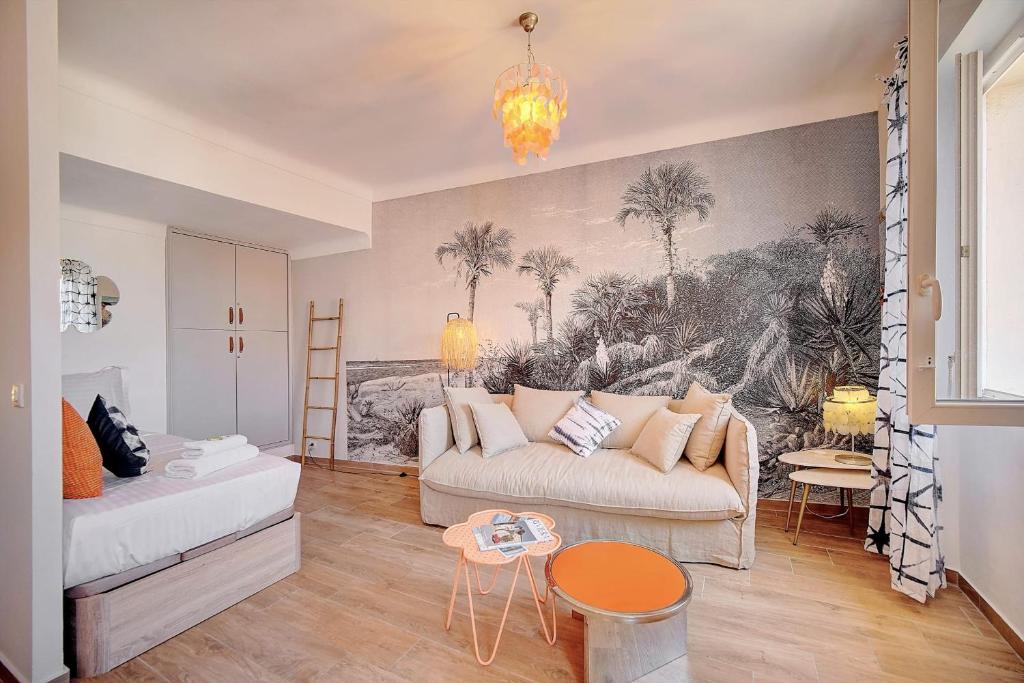 un salon avec un canapé et un tableau au mur dans l'établissement IMMOGROOM - Sea view apartment - 3 min from beach - AC, à Cannes