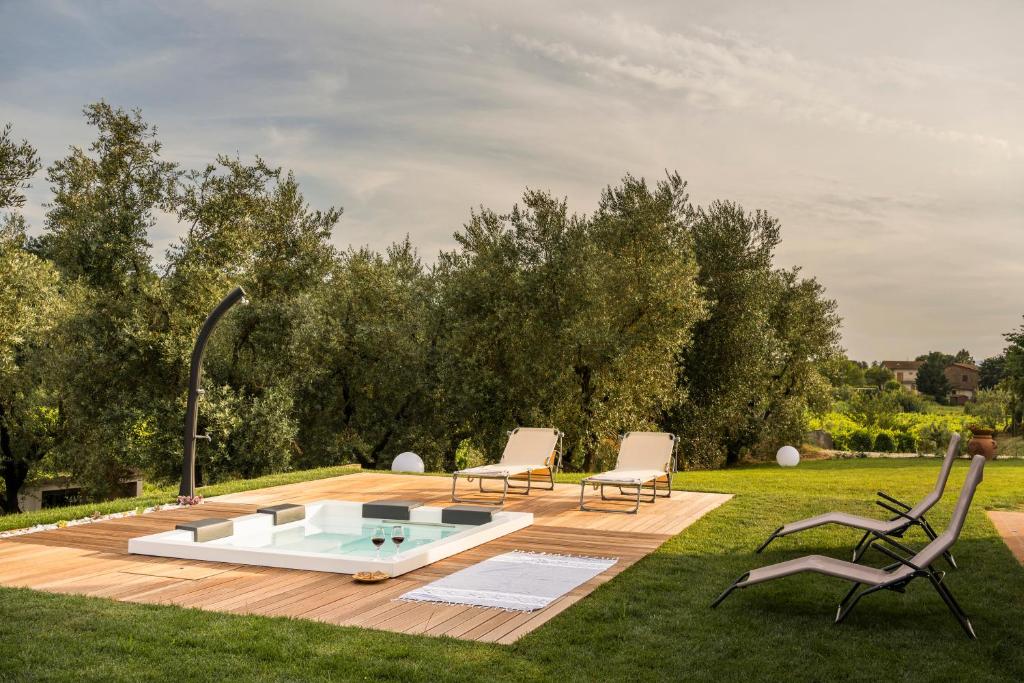 een patio met een hot tub in het midden van een tuin bij Agriturismo La Casina nel Vigneto in Larciano