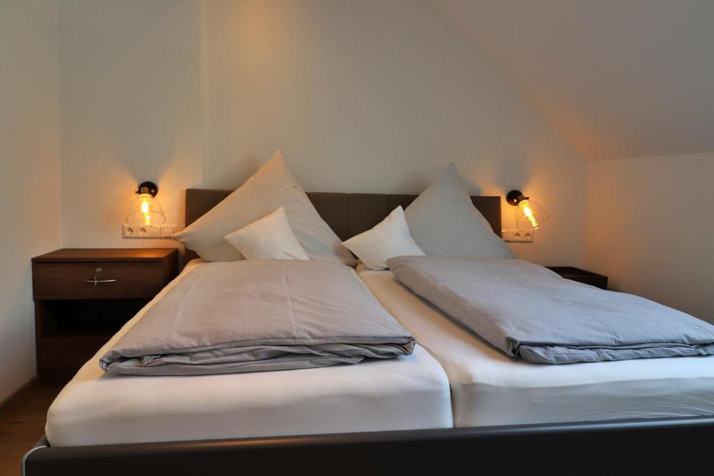 Postel nebo postele na pokoji v ubytování Hotel Zur Post