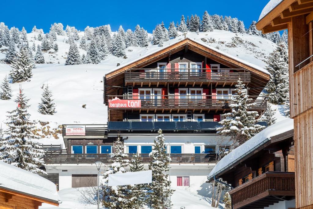 Nespecifikovaný výhled na hory nebo výhled na hory při pohledu z hotelu
