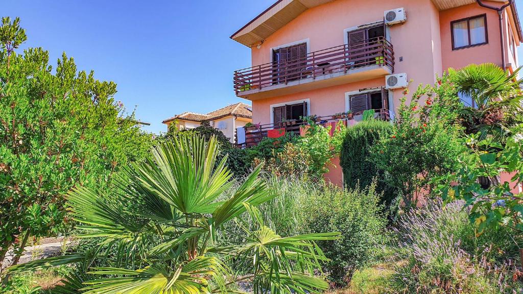 une maison sur une colline avec des arbres et des plantes dans l'établissement Apartments Marinici Rijeka - with Private Parking, à Rijeka