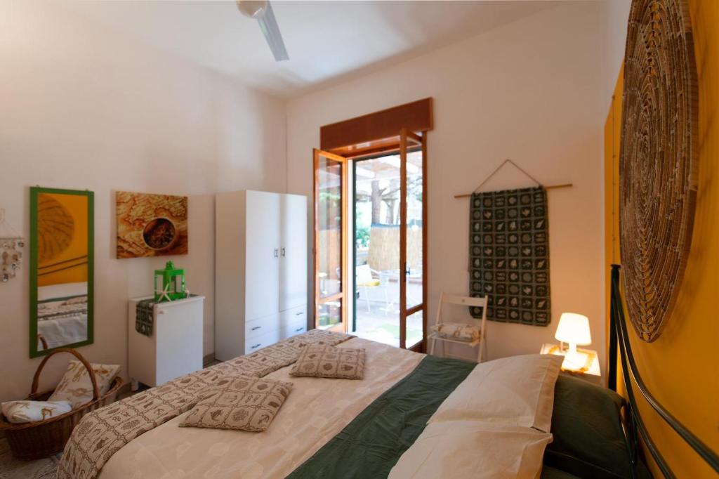 A bed or beds in a room at Gariga Holidays Apartments