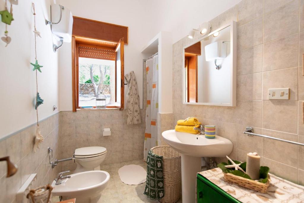 A bathroom at Gariga Holidays Apartments