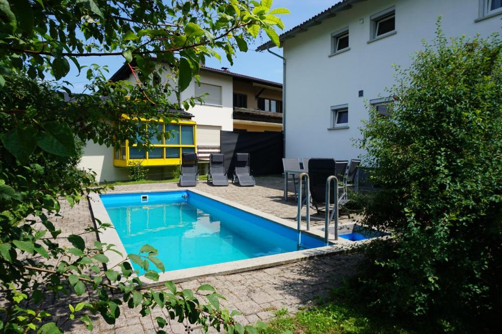 uma piscina no quintal de uma casa em Haus mit 6 Schlafzimmer, Pool und großem Garten em Mäder