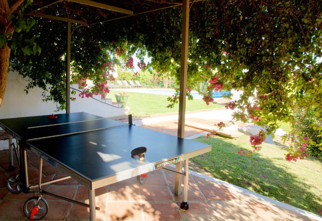 Stolný tenis v ubytovaní La Ciruela - Villa paisible jardin de 5000m2 piscine chauffée et vue sur mer alebo v jeho okolí