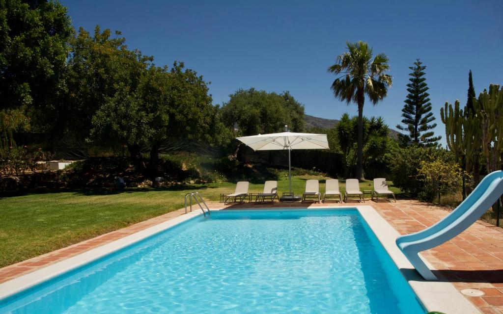 Bazén v ubytovaní La Ciruela - Villa paisible jardin de 5000m2 piscine chauffée et vue sur mer alebo v jeho blízkosti