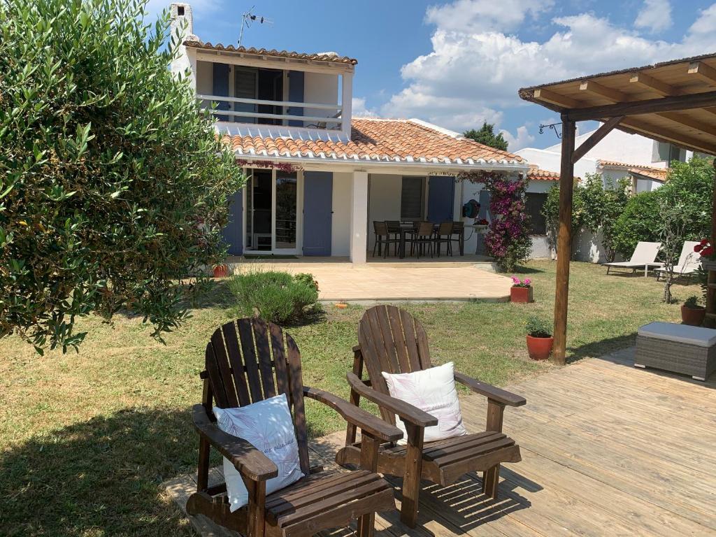 deux chaises assises sur une terrasse devant une maison dans l'établissement maison en Camargue, à Saintes-Maries-de-la-Mer