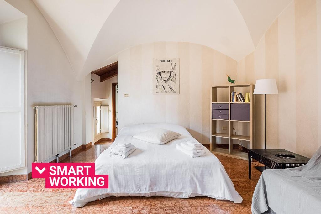 Postel nebo postele na pokoji v ubytování Appartamento a due passi dalle Torri by Wonderful Italy