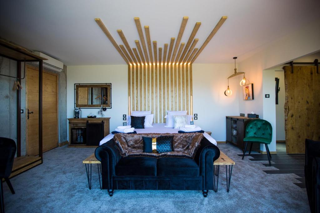 a bedroom with a bed and a couch at "La Cabane" de l'hôtel Le Tourisme in Zonza