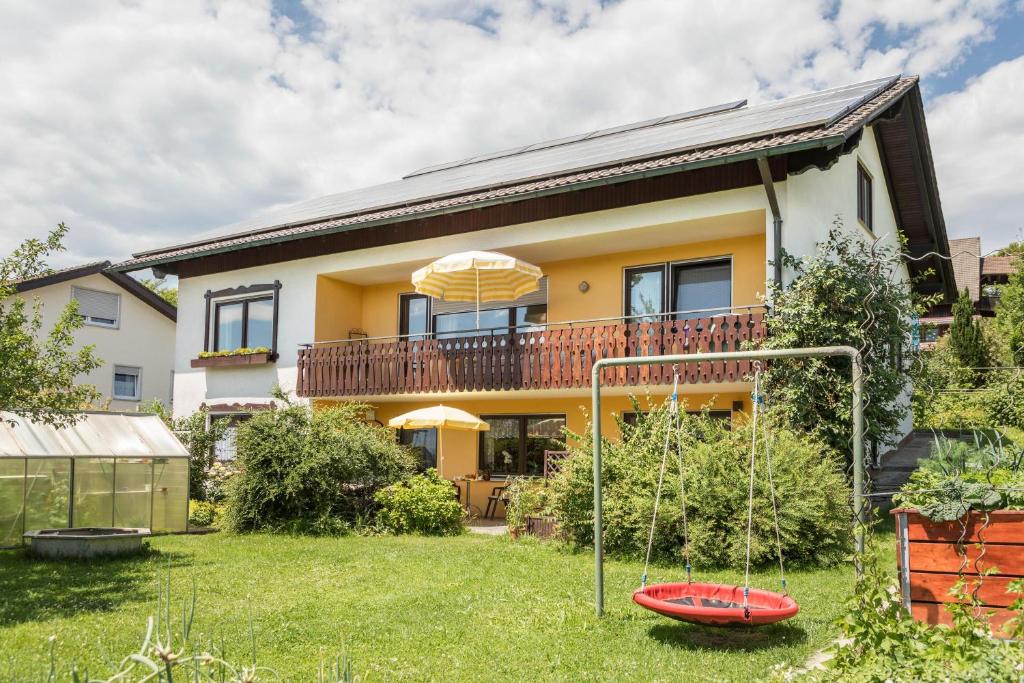 una casa con un aro de baloncesto en el patio en Bett und Frühstück bei Gertrud en Hergensweiler