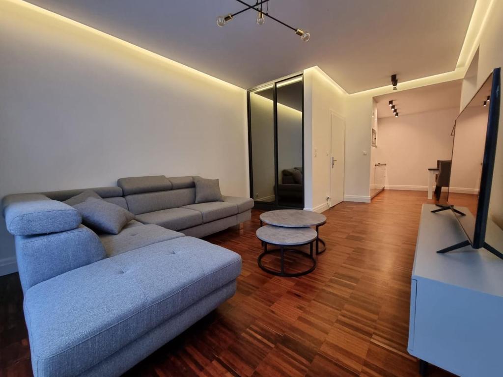 Wil-Art Jurata في يوراتا: غرفة معيشة مع أريكة وطاولة