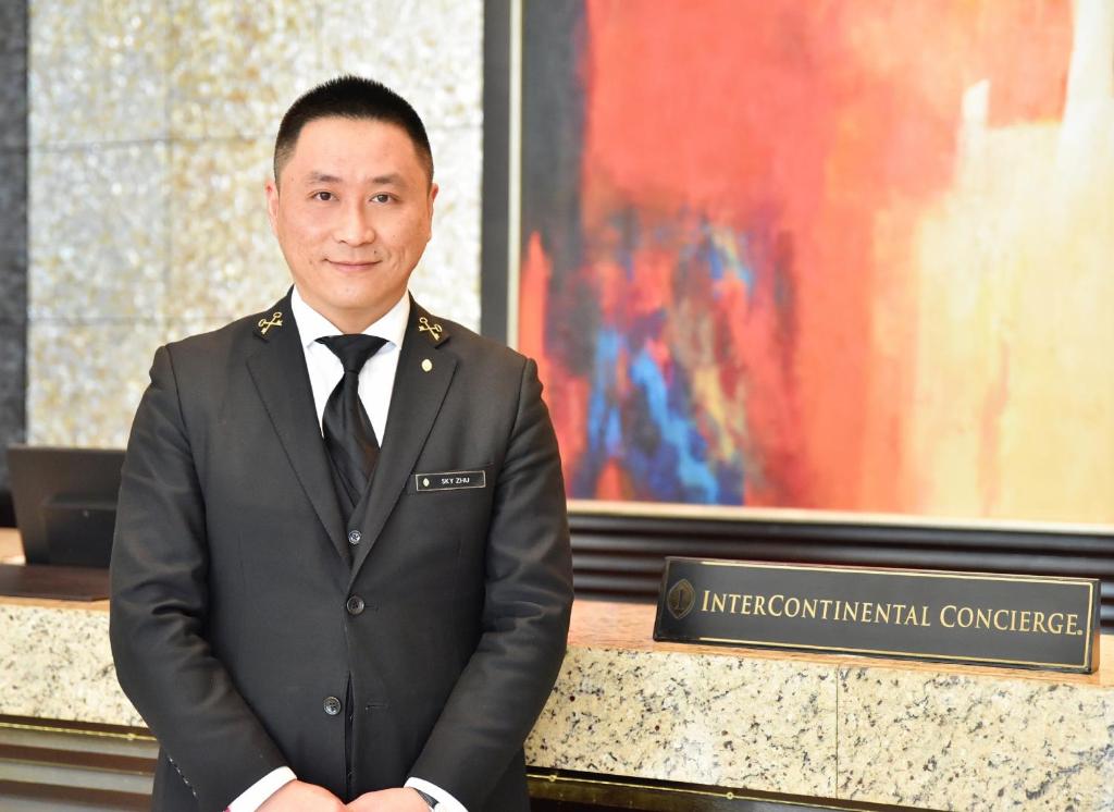 Členové personálu v ubytování InterContinental Shanghai Pudong by IHG