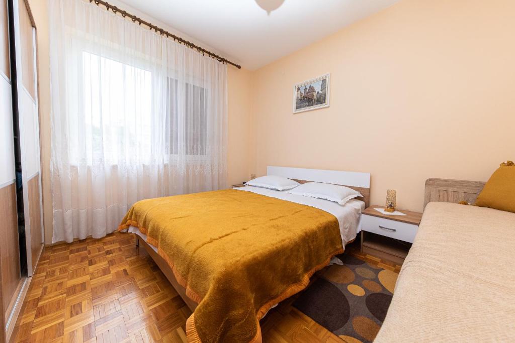 - une chambre avec 2 lits et une fenêtre dans l'établissement Casa Oleander, à Crikvenica