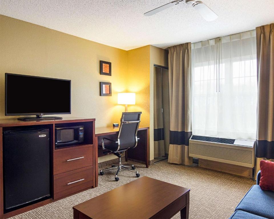 Comfort Inn & Suites Grafton-Cedarburg - Error