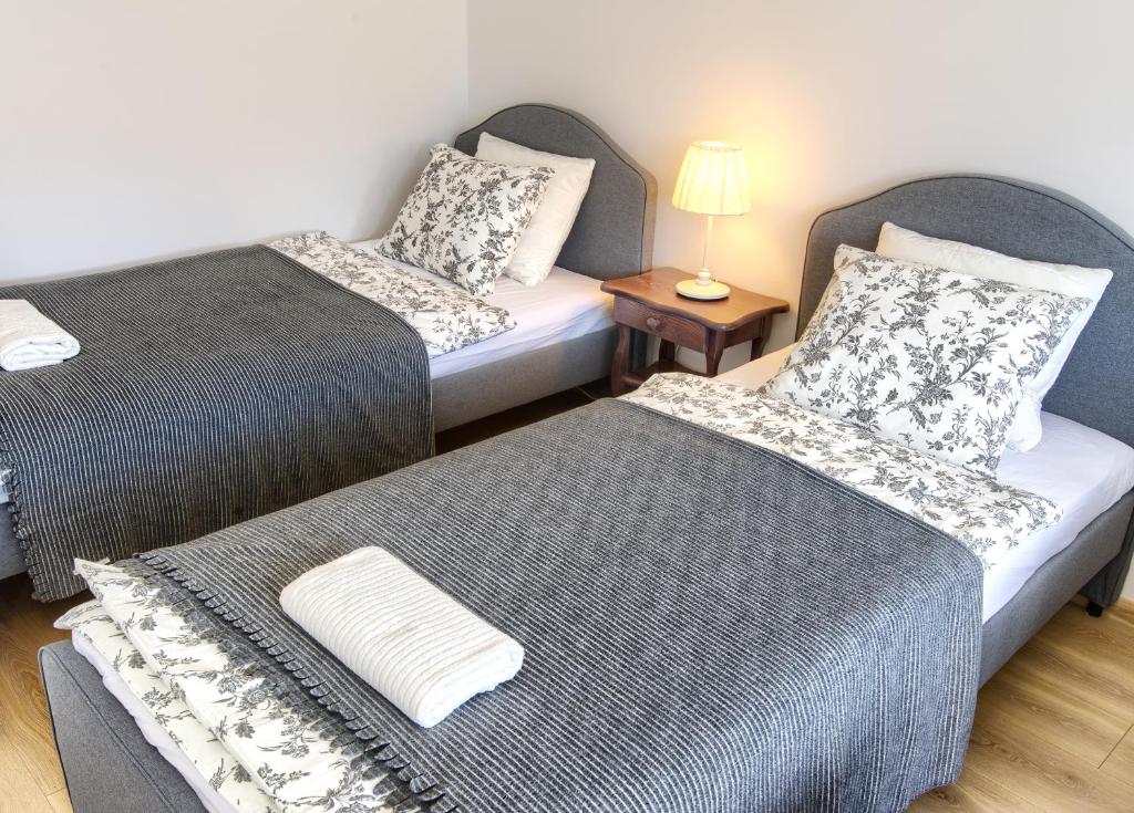 A bed or beds in a room at Studio Carlik - NoclegiSopot