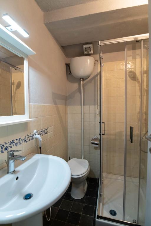 WineBikeHostel - Quadruple Room With Private Bathroom
