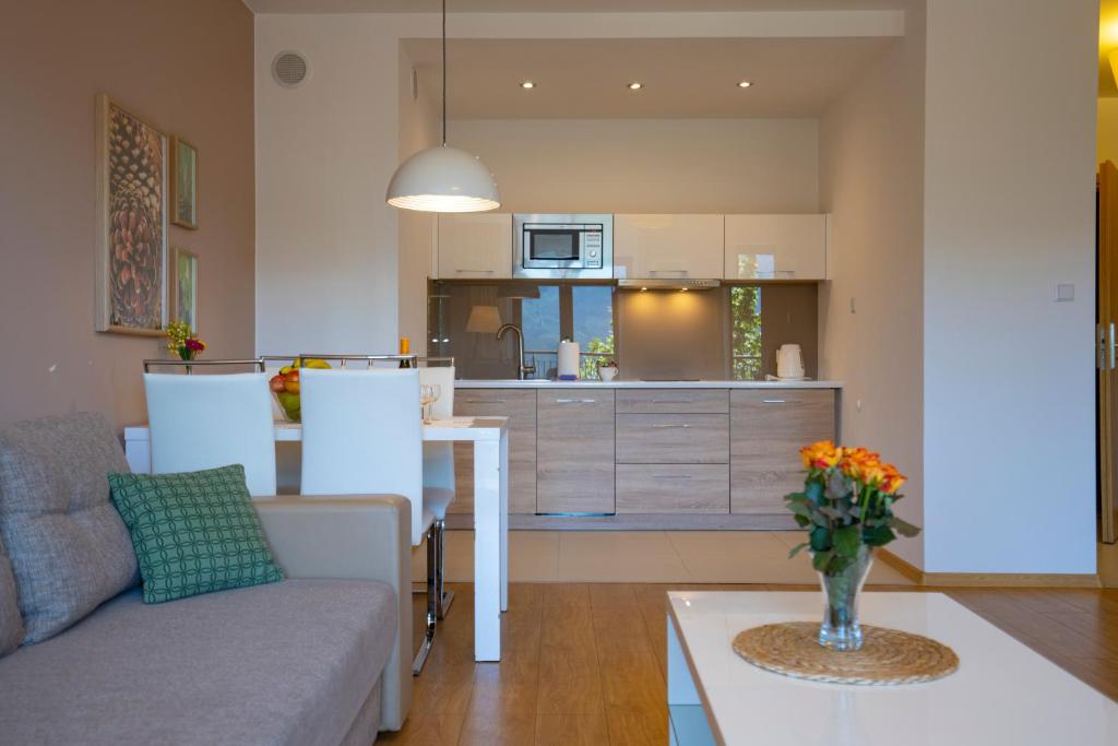 Kuchyň nebo kuchyňský kout v ubytování RentPlanet - Apartamenty Górna Resorts