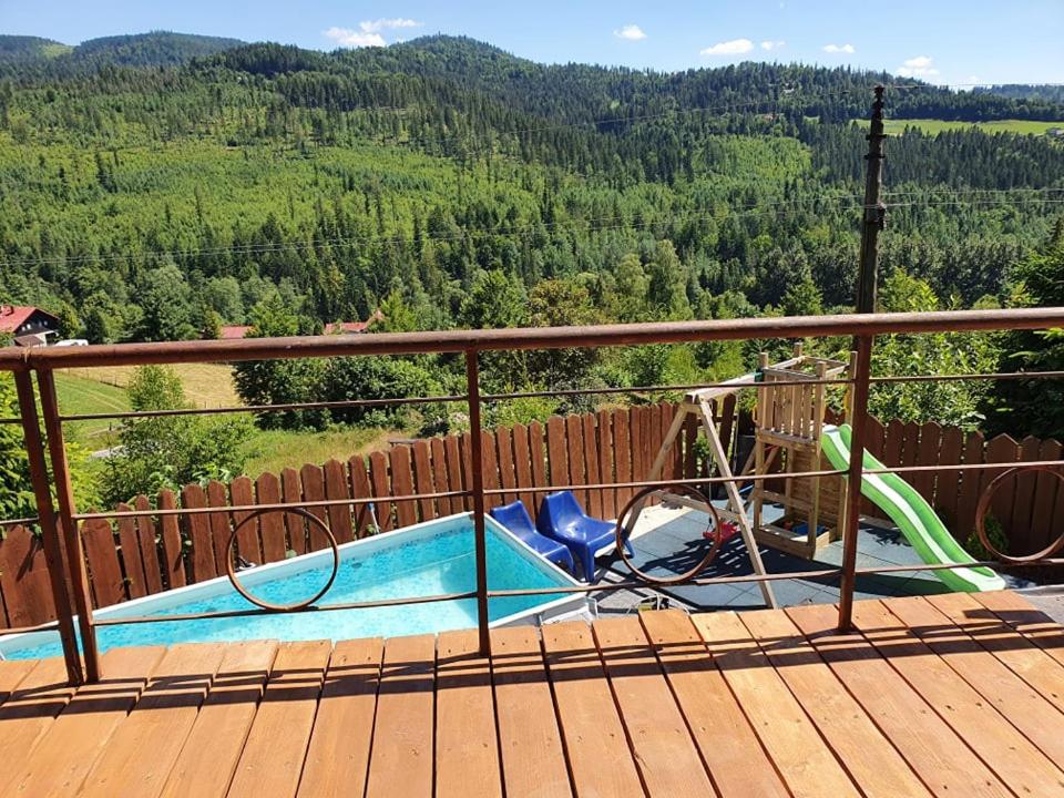 O vedere generală la munți sau o vedere la munte luată de la această casă de vacanță
