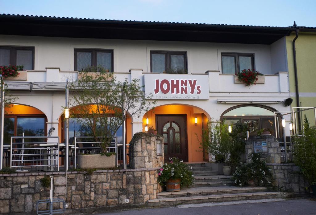 Un edificio con un cartello che legge joliks di Gästehaus Elisabeth Weinhandl a Podersdorf am See