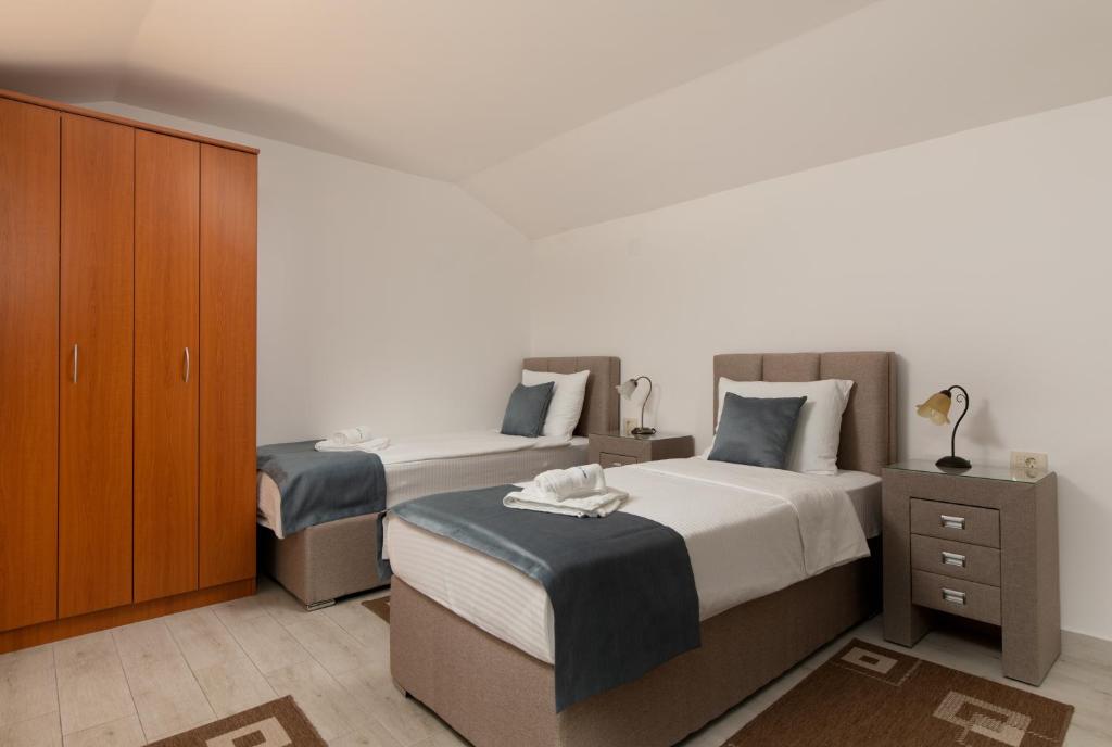 Postel nebo postele na pokoji v ubytování Apartments Jovan