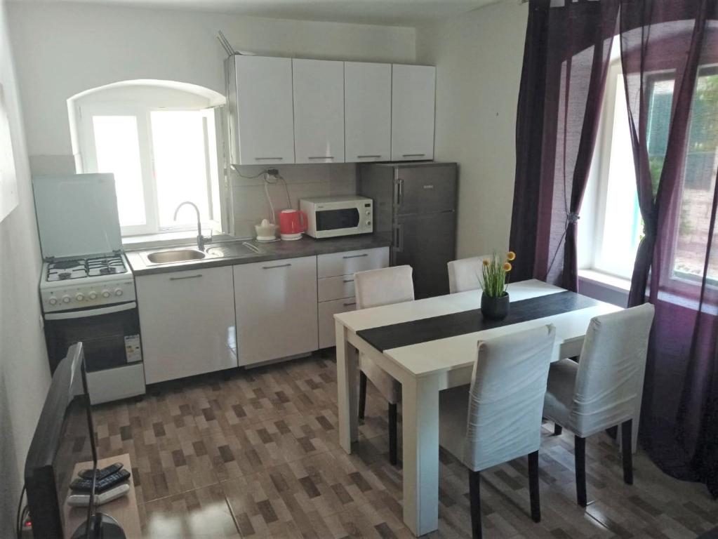 Kuchyňa alebo kuchynka v ubytovaní Apartment Karlito