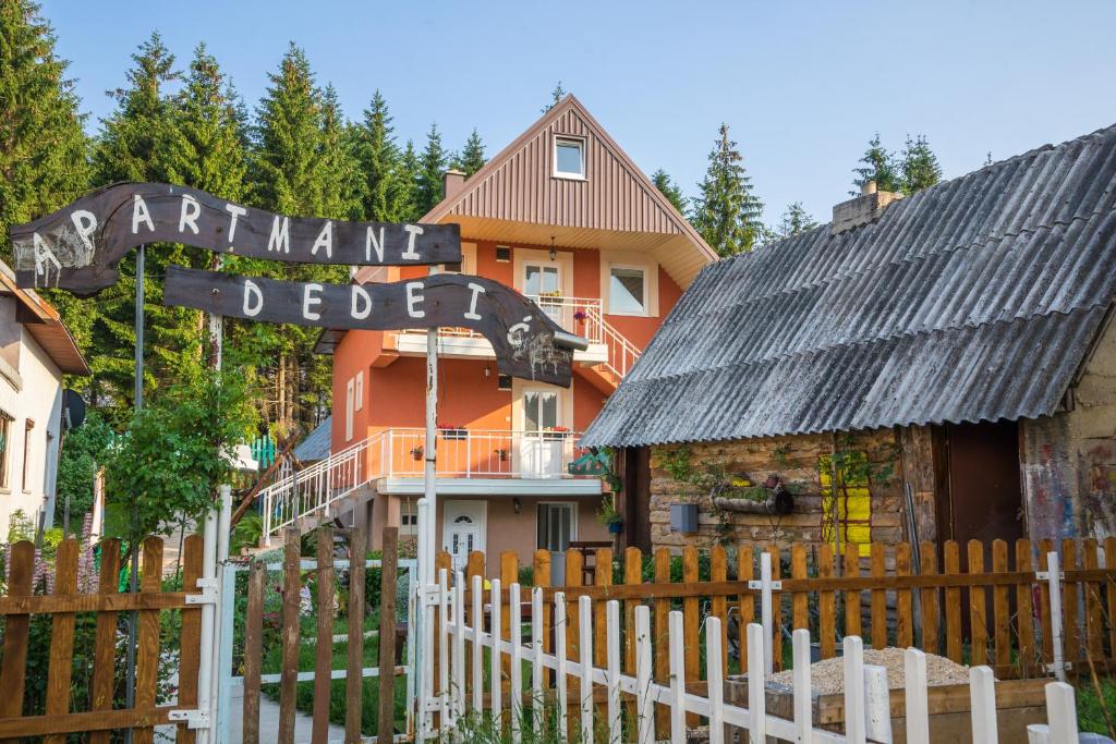 ein Haus mit einem Zaun davor in der Unterkunft Apartments Dedeic in Žabljak