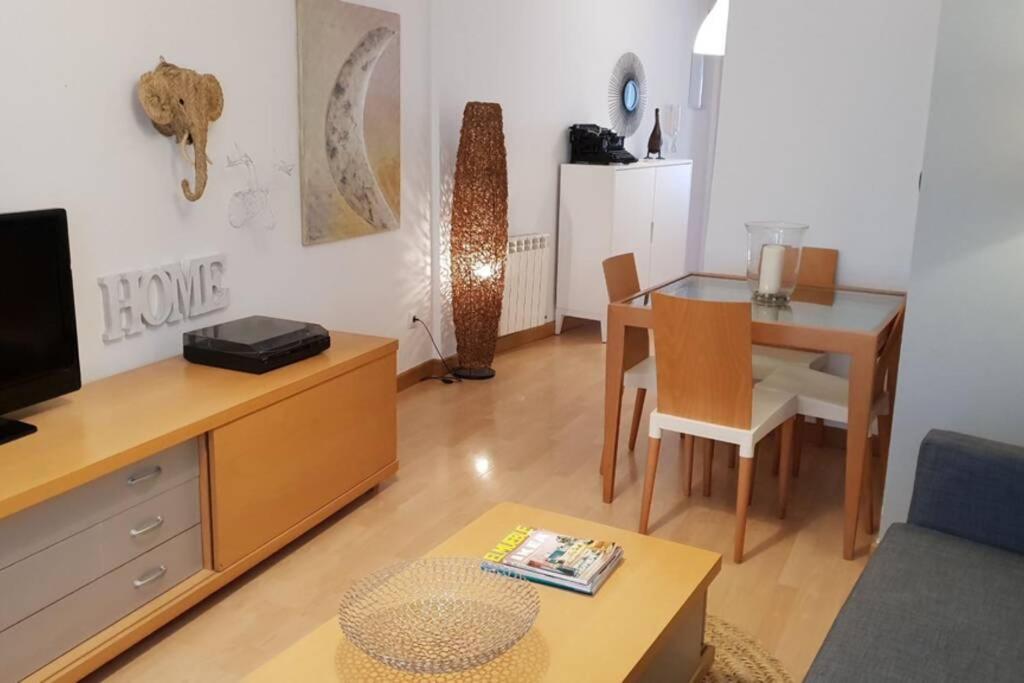 a living room with a tv and a dining table at Apartamento acogedor en el centro de Zamora in Zamora
