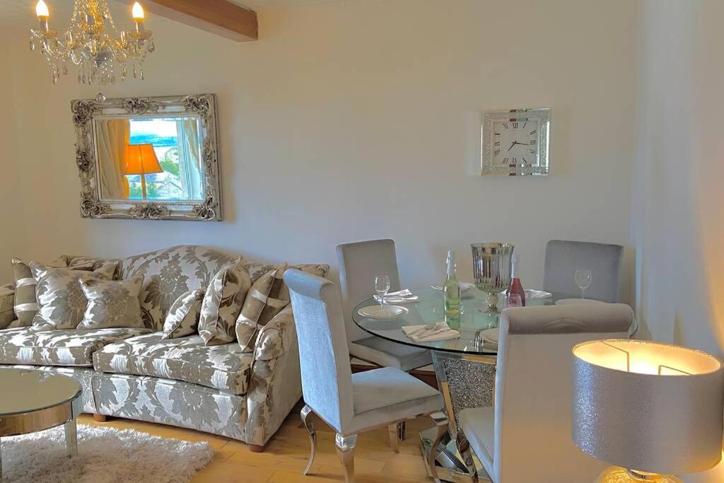 ein Wohnzimmer mit einem Sofa und einem Tisch in der Unterkunft Beautiful Sea View 2 Bed Home in Port Glasgow