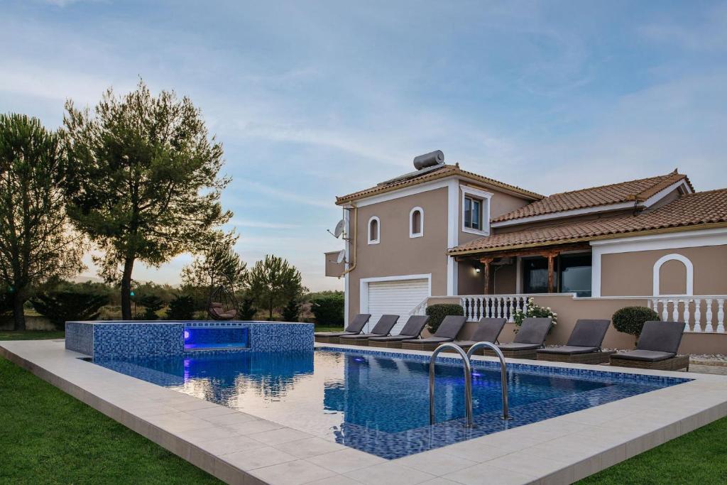 uma piscina em frente a uma casa em Villa Paradise em Laganas