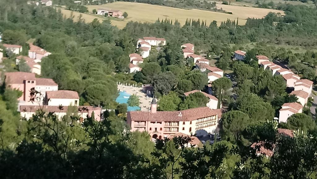 una vista aérea de una mansión con árboles en Duplex village vacances Grospierres, en Grospierres
