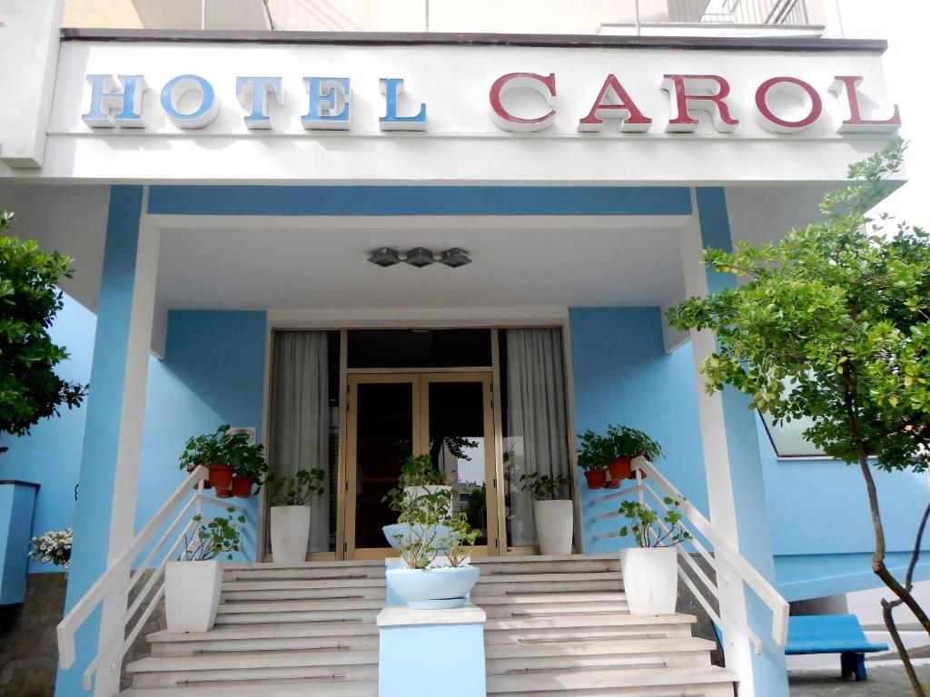 チェゼナーティコにあるHotel Carolのホテルの前に階段があります。