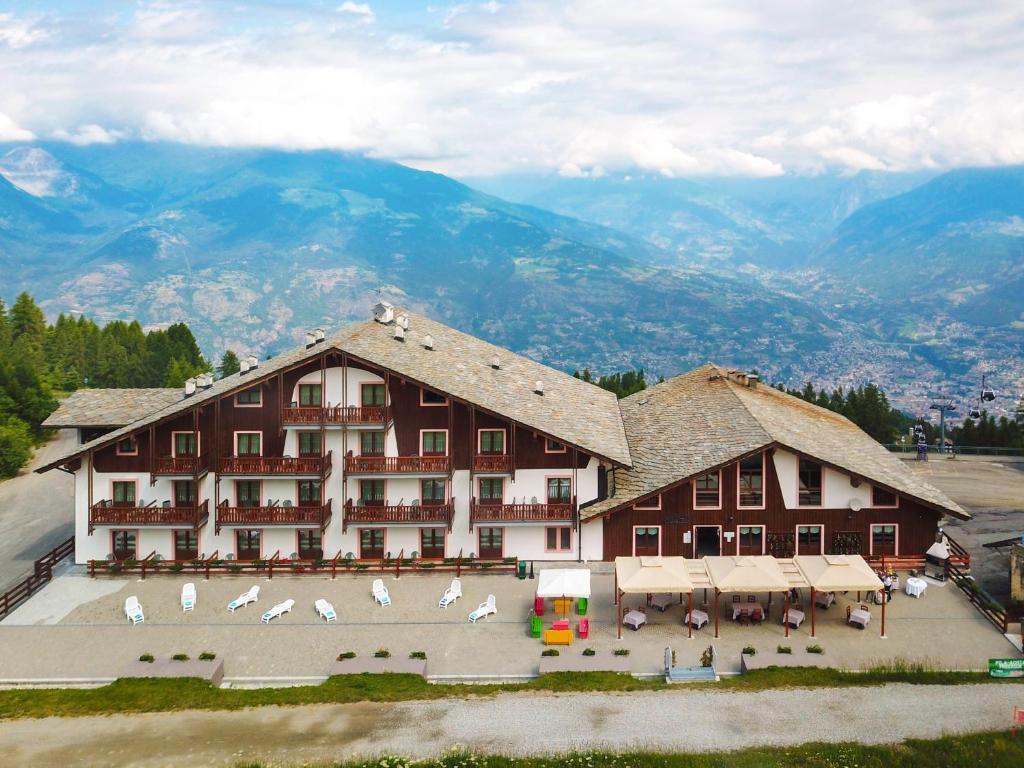 Nespecifikovaný výhled na hory nebo výhled na hory při pohledu z hotelu