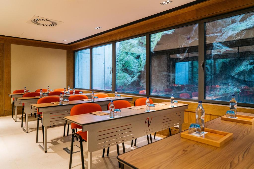 Um restaurante ou outro lugar para comer em Vincci Ponte de Ferro