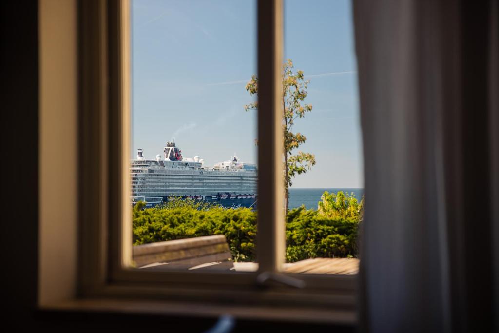 a view of a cruise ship from a window at Ravinstigen - Visby Lägenhetshotell in Visby