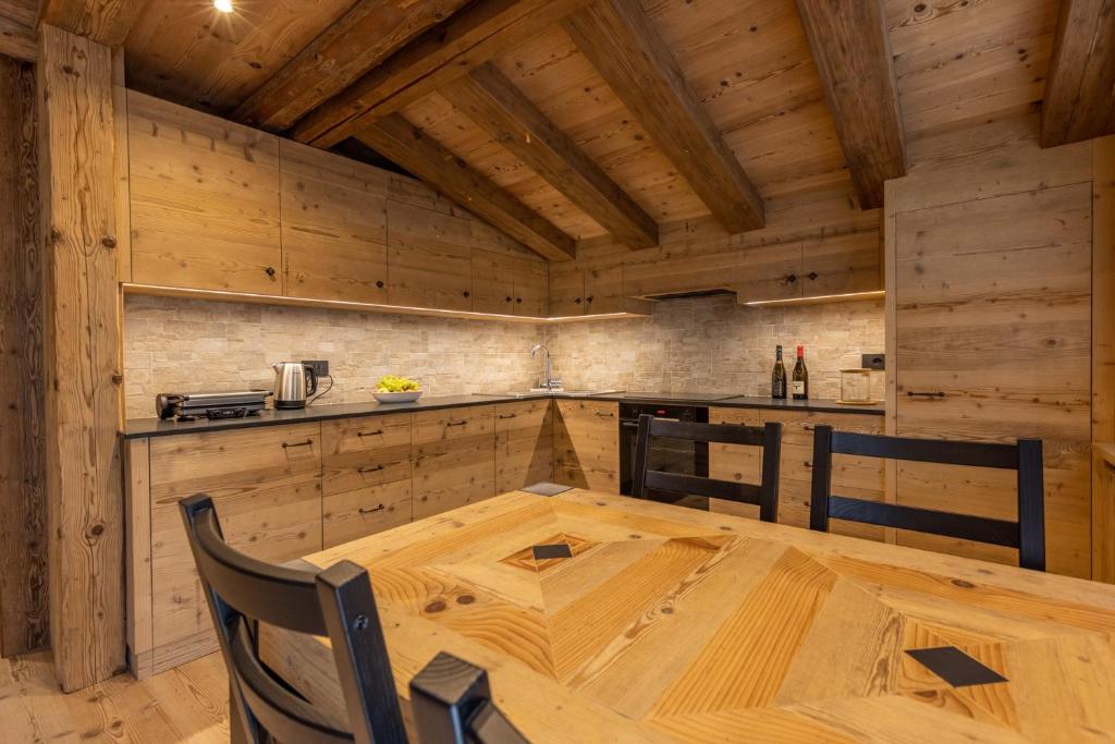 Kuchyň nebo kuchyňský kout v ubytování Lino Deluxe Suite