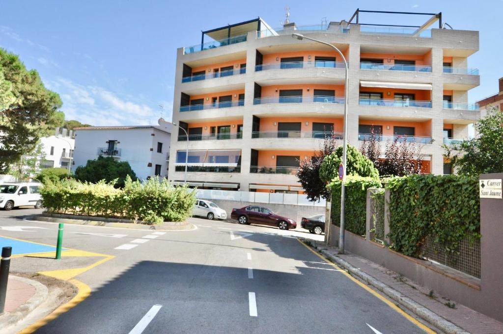 um parque de estacionamento vazio em frente a um edifício em Apartment Nati em Lloret de Mar