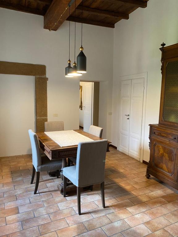 een eetkamer met een houten tafel en stoelen bij Casa dell'Olmo in Orvieto